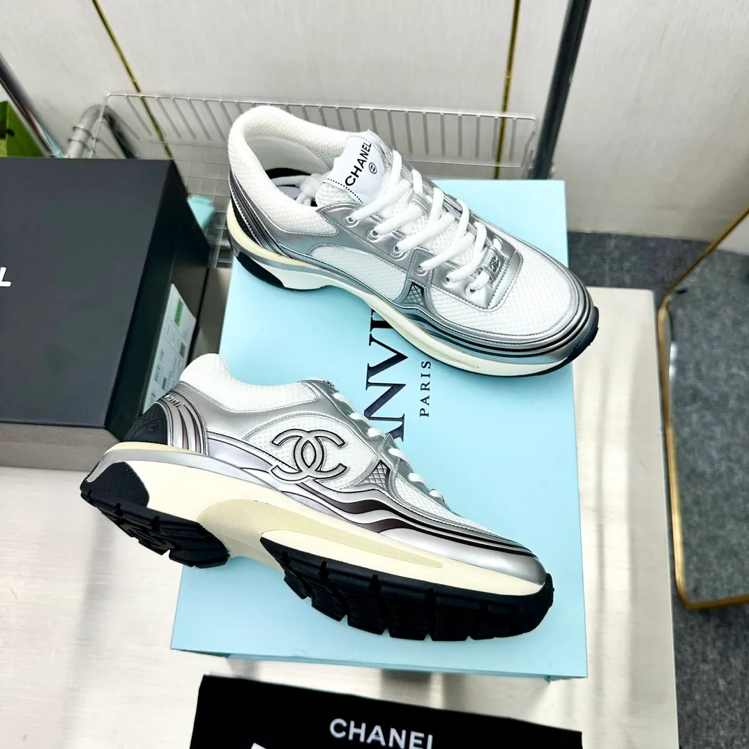 👟👟Ex-factory price 640 👟👟Chanel Chanel 23C Early Spring Resort Series Xiaoxiang Metal Casual Sports Shoes Gold Silver Horn King The latest foreign catwalk series Chanel Chanel 2023 Early Spring Series is held in the second smallest country in the world. The series is inspired by Monaco's international seaside lifestyle, from the F1 racing track to beach swimming pools, from casinos to tennis courts, to create a diverse and unique new series of racing driver's helmets, jumpsuits and other elements that have been reinterpreted to be more fashionable. Exquisite packaging at the delivery counter 🛍📦 ▪️Fabric: Original imported metal cowhide + technical fabric ▪️Inner lining: Original custom-made breathable mesh ▪️Sole: Original molded ultra-light foam combination outsole ▪️Sole thickness: 3.5CM ▪️Size: Women’s 35-41